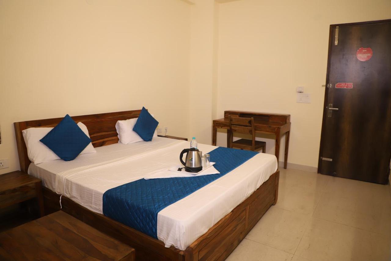Hotel The York - Couple-Unfriendly Hotel Noida Exterior foto